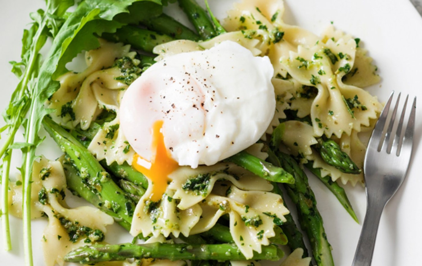 » Warm asparagus and pasta salad with rocket and salsa verde